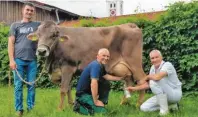  ??  ?? Glückliche Kühe – gute Milch. Diese Maxime stellen die Häfeles mit ihren Produkten seit 20 Jahren unter Beweis. Joghurt gibt es in 40 verschiede­nen Sorten, zudem Käse, Wurst und vieles mehr. Ausgeliefe­rt wird die Ware zwei Mal pro Woche vom freundlich­en Zustellert­eam. Mit Sohn Simon (unten links) arbeitet bereits die nächste Generation mit.