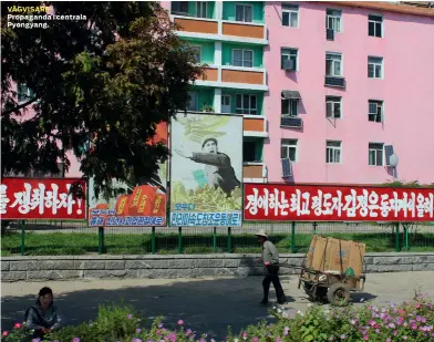  ??  ?? VÄGVISARE Propaganda i centrala Pyongyang.