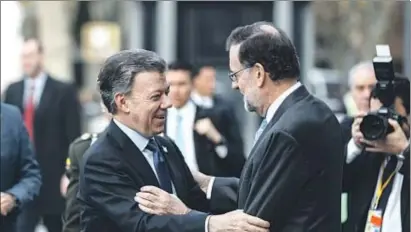  ?? DANI DUCH ?? Premi a Santos. Mariano Rajoy va lliurar ahir al Teatro Real al president de Colòmbia, Juan Manuel Santos, el premi Nueva Economía Fórum pels esforços per aconseguir la pau