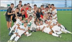  ??  ?? CAMPEONES. Los juveniles celebraron sobre el césped la victoria.