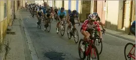  ??  ?? Paul Lapeira du Chambéry cyclisme formation s’est imposé sur la course reine.