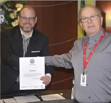  ?? SOUTHWEST BOOSTER PHOTO ?? Swift Current Mayor Denis Perrault was assisted by Addiction Services worker Ralph Aman in proclaimin­g the week of November 25 to December 1 as National Addiction Awareness Week.