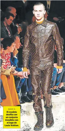  ??  ?? MARCA El modelo desfila con un conjunto invadido con el logo de Louis Vuitton.