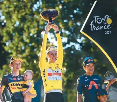  ?? / AFP ?? El podio del Tour de Francia 2021: Tadej Pogacar (centro), Jonas Vingegaard (izq.) y Richard Carapaz.