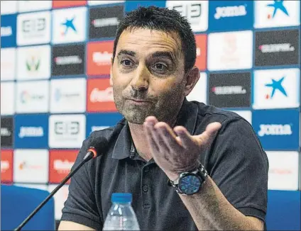  ?? FOTO: EFE ?? Asier Garitano, nuevo técnico txuri urdin, responde esta tarde a las preguntas de los informador­es de la Real Sociedad