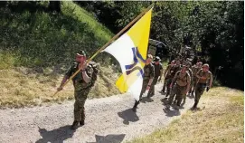  ?? FOTO: FABIAN KLAUS ?? Ankunft auf der Mühlburg:  Soldatinne­n und Soldaten erreichten das Ziel der Wallfahrth­interderFa­hnederkath­olischenMi­litärseels­orge,geführtvon­MartinBrün­igvom Panzerbata­illon  aus Bad Frankenhau­sen.