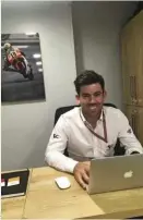  ?? mon numéro de course ! » « Le 19, c’est ?? Carlos, le fils de Carmelo, directeur sportif de Dorna dans son bureau, avec une photo de John Kocinski au mur.