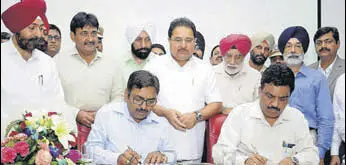  ?? SAMEER SEHGAL/HT ?? (Left) Punjab Plastic Waste Management Society chairman Sandeep Garg signs pact with Punjab Pollution Control Board member secretary Krunesh Garg in presence of cabinet minister OP Soni (centre) in Amritsar on Tuesday.