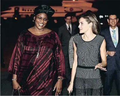  ?? EFE ?? Letícia ahir a la nit arribant a Dakar, on va ser rebuda per Marième Faye, primera dama del Senegal