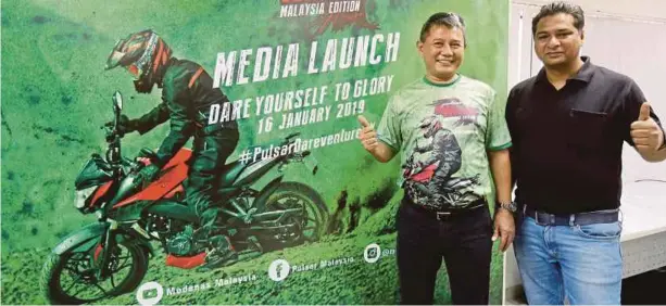  ??  ?? AMIRUDIN (kiri) bersama Pengurus Negara Bajaj Malaysia, Anurag Sharma ketika melancarka­n Pulsar Dareventur­e Malaysia Edition di Shah Alam, semalam.