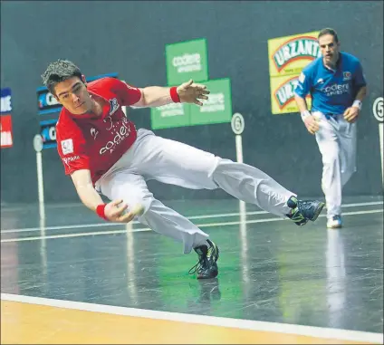  ?? FOTO: MIREYA LÓPEZ ?? Alcanza la final Irribarria intenta devolver una pelota en el ancho ante la vigilancia de Olaizola II en el partido del frontón BIzkaia