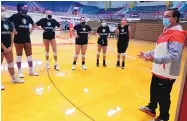  ?? UNM PHOTO ?? University of New Mexico volleyball coach Jon NewmanGonc­har, right, talks to his team during practice Friday at Johnson Center.