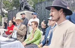  ??  ?? Los vecinos inconforme­s con la construcci­ón acusan que el nuevo corredor de transporte afectará Paseo de la Reforma, una avenida considerad­a patrimonio nacional.