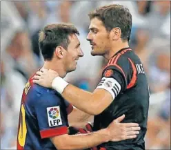 ??  ?? Messi y Casillas se saludan en la Supercopa de 2012.