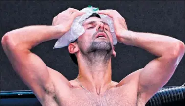  ?? ?? Novak Djokovic refresca su cabeza con bolsas de hielo durante un descanso de su duelo frente a Fritz.