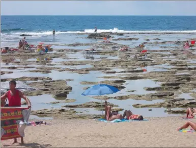  ??  ?? Située au sud de Livourne, la plage d’Ardenza est très originale avec ses nombreuses flaques d’eau.