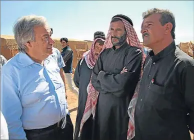  ?? HUSSEIN MALLA / AP ?? António Guterres parla amb els sirians instal·lats provisiona­lment a Deir al-Ahmar, al Líban