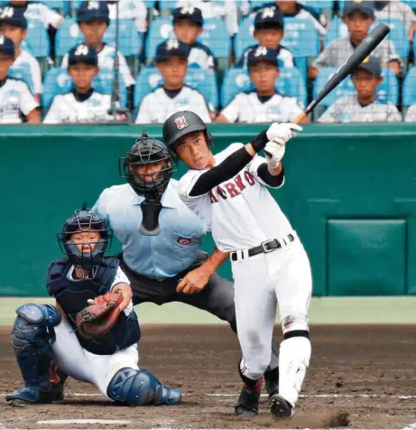  ?? (KYODO NEWS/GETTY IMAGES) ?? Pendant les vacances scolaires d’août, les équipes de baseball de 49 lycées s’affrontent dans le stade du Koshien, près de Kobe.