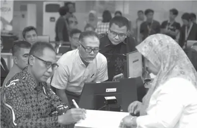  ?? MIFTAHULHA­YAT/JAWA POS ?? PERKUAT GUGATAN: Tim hukum Prabowo-Sandi menyerahka­n perbaikan berkas permohonan sengketa hasil pemilihan umum ke MK kemarin.