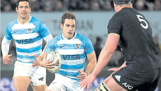  ?? VILLARPRES­S ?? Cachorro. Nicolás Sánchez encara la marca de Barrett y lo apoya Moroni. El tucumano logró un try, un penal y tres conversion­es.