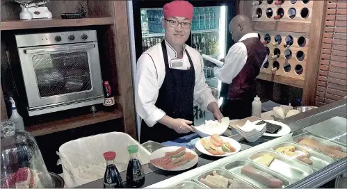  ?? PICTURES: ALLISON FOAT ?? EFFORTLESS: Sushi chef at Crystal Towers Su Denan hard at work at the counter. He shows customers how to make sushi.