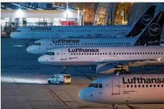  ?? FOTO: DPA ?? Am Mittwoch werden voraussich­tlich die meisten Flieger von Lufthansa am Boden bleiben. Grund ist ein Warnstreik der Gewerkscha­ft Verdi.