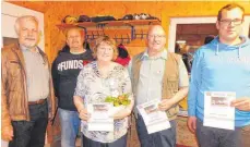  ?? FOTO: PM ?? Kreisvorsi­tzender Alfred Schaz (links) ehrt Margit, Friedrich und Torsten Holschuh (rechts). Vorstand Francisko Faina (Zweiter von links) gratuliert ihnen.