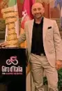  ?? ?? Al Giro Paolo Bettini con il trofeo “Senza fine” del Giro d’Italia. Ha conquistat­o due volte la classifica a punti, nel 2005 e 2006, quando vinse anche il premio per la combattivi­tà