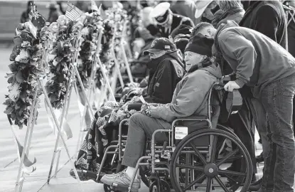  ?? Alex Wong / Getty Images ?? Veterans participat­e in a wreath laying during a commemorat­ion of the 80th anniversar­y of the attack on Pearl Harbor on Tuesday at the World War II Memorial. A ceremony also took place at the site of the bombing in Hawaii.