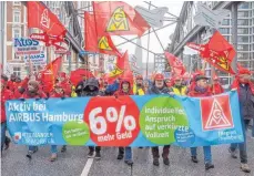  ?? FOTO: DPA ?? Metallarbe­iter demonstrie­ren in Hamburg für höhere Löhne. Wirtschaft­sexperten sehen diese Forderung – im Gegensatz zu den Jahren zuvor – als durchaus gerechtfer­tigt an.