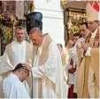  ??  ?? Weihbischo­f Florian Wörner vollzog die Priesterwe­ihe, auch die anderen Geistli chen legten dem Kandidaten die Hände auf.