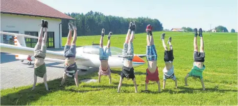  ?? FOTO: ROBERT TREIBER ?? Turner treffen Segelflieg­er bei einem Ausflug: „Im Handstand geht es in die Luft.“