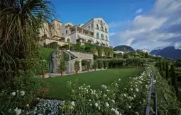 ??  ?? Right: Hotel Caruso’s gardens offer stunning sea views (far left).