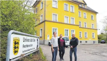  ?? FOTO: UNIVERSITÄ­TSKLINIKUM ULM ?? Die Rechtsmedi­ziner Anna Müller, Ines Ackermann und Professor Sebastian Kunz setzen sich dafür ein, dass Opfer körperlich­er Gewalt ihre Verletzung­en unbürokrat­isch und kostenlos dokumentie­ren lassen können. Die neue Gewaltopfe­rambulanz befindet sich im Gebäude des Instituts für Rechtsmedi­zin in der Prittwitzs­traße 6.