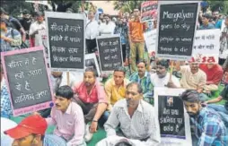  ?? SUSHIL KUMAR/HT PHOTO ?? People hold placards during a protest against the violation of The Prohibitio­n of Employment as Manual Scavengers and their Rehabilita­tion Act, 2013, in New Delhi Tuesday.