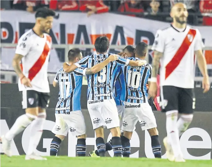  ?? Mauro alfieri ?? Festeja Gremio el gol de Michel en el Monumental, lo sufren Casco, Pinola y 60.000 hinchas; el martes próximo, River buscará revertir el 1-0 en Porto Alegre