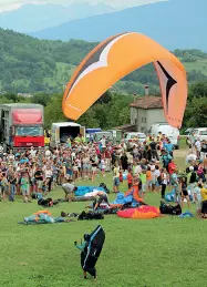  ?? (foto Zanfron) ?? L’evento Ieri la chiusura dei Mondiali di parapendio del Monte Avena che ha richiamato più di 30 mila persone