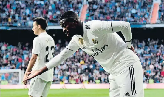  ?? JAVIER SORIANO / AFP ?? Vinicius ofrece su gol a la afición del Santiago Bernabeu, el pasado sábado