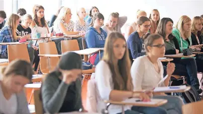  ?? FOTO: FLIEDNER FH ?? An der Fliedner Fachhochsc­hule der Kaiserswer­ther Diakonie wird beispielsw­eise die klassische Krankenpfl­ege-Ausbildung mit einem Studium kombiniert. Auch ein Bachelor „Pflegemana­gement“oder „Medizinisc­he Assistenz“-Studiengän­ge sind im Angebot.