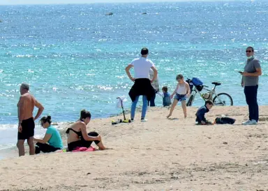  ??  ?? La prima tintarella Famiglie di bagnanti ieri sulla spiaggia di Pane e Pomodoro a Bari