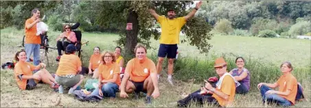  ?? ?? Valides et handicapés de l’associatio­n « Osons la différence » ont participé en joëlette.