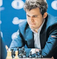  ??  ?? In Erwartung der schwierigs­ten Titelverte­idigung seiner Karriere: Weltmeiste­r Magnus Carlsen. 22.hxg4 Dxg3