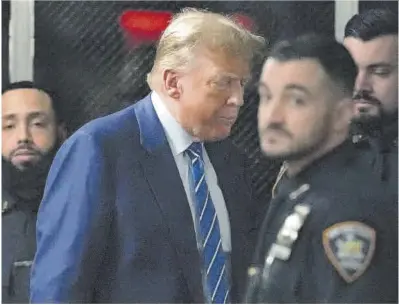  ?? Mary Altaffer / AP ?? Donald Trump, a su llegada al juzgado penal de Manhattan, ayer.