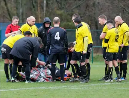  ?? FOTO TOM GOYVAERTS ?? Dylan De Ruysscher, doelman van Rochus Deurne, moest na een botsing met een hersenschu­dding van het veld worden gedragen.