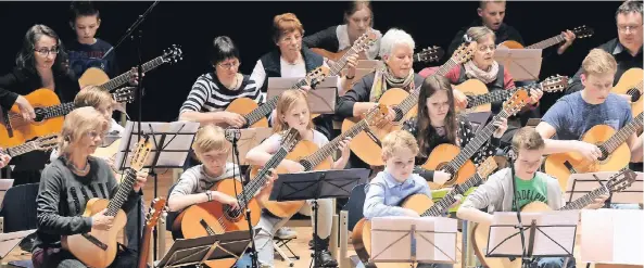  ?? RP-ARCHIVFOTO: EVERS ?? Rund 50 Hobbymusik­er bildeten im Vorjahr das „Guitar-Mass-Orchestra“, das auch im zehnten Jahr der Gitarrenna­cht wieder zum Programm gehören wird.