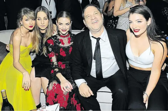  ?? Foto: Getty Images ?? Na snímku pořízeném na party po Zlatých globech přede dvěma lety to vypadá, že Harvey Weinstein se u žen těší velké oblibě.