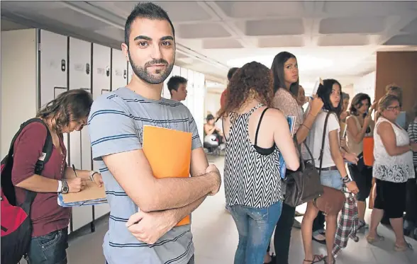  ?? MANÉ ESPINOSA ?? David Carmona hace cola para matricular­se en la escuela de Enfermería de la Universita­t de Barcelona