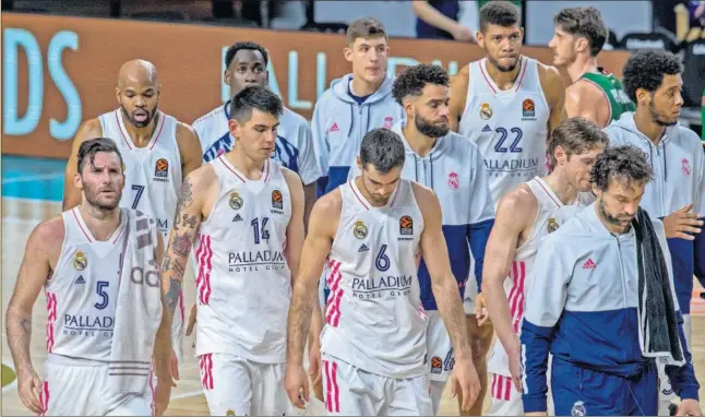  ??  ?? Los jugadores del Real Madrid salen cabizbajos del WiZink Center tras caer ante el TD Systems Baskonia. Es su derrota más abultada de la temporada.