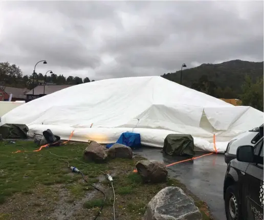  ??  ?? Rundt 50 personer måtte evakueres da ølteltet kollapset under Hovden ølfestival lørdag.