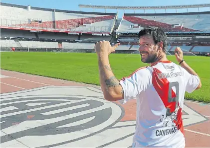  ??  ?? Privilegia­do. Cavenaghi, en el Monumental. Como Alonso, Ortega y Francescol­i tendrá su homenaje.